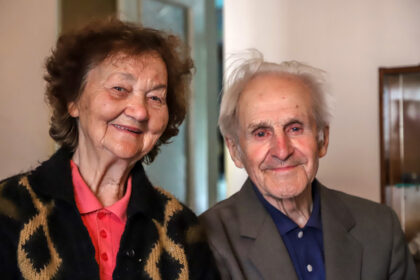 Visai neseniai palaimintąsias – 70-ąsias – vestuvių metines atšventę panevėžiečiai sutuoktiniai Taisa ir Vytautas Lazdynai kuklinasi, kad jie nėra išskirtinė šeima. Kaip ir visur, nebūna namų be dūmų, bet sutuoktiniai visada vadovaujasi paprasta gyvenimo taisykle – nedaryk kitam to, ko nenorėtum, kad tau darytų.