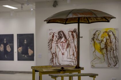 Po beveik porą metų trukusios rekonstrukcijos rugsėjo pradžioje duris atvėrusi atsinaujinusi Panevėžio miesto dailės galerija startuoja su šūkiu „Gilyn į meną“. Lankytojus ji pasitinka ne tik pasikeitusia išore su atidengtu, restauruotu istorinio raudonų plytų mūro fragmentu, šviesiomis vidinėmis erdvėmis. Šios meno mekos naują gyvavimo etapą pradeda po jos erdviais skliautais atidaryta paroda „Aukštaitijos dailė 2020. Asmenybių kartoteka“.