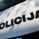 Vėlų šeštadienio vakarą vieno Panevėžio daugiabučio Tulpių gatvėje gyventojai nukentėjo nuo 25-erių vyriškio šėliojimo.