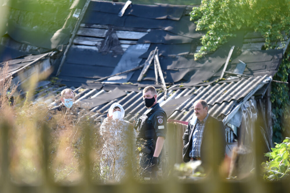 Karą gyvūnų skriaudikams paskelbę savanoriai į dienos šviesą traukia ne tik nelegalius šunų veislynus, bet ir natūraliai išsiplėtusias, neprižiūrimas keturkojų „veisyklas“. Viena tokių policijai bei Valstybinei maisto ir veterinarijos tarnybai seniai galvos skausmu tapusi negyvenama sodyba ties Panevėžio riba, Bliūdžių kaime. Šią savaitę joje apsilankę veterinarijos inspektoriai ir savanoriai išvežė daugiau nei dešimt apleistų, pusiau sulaukėjusių šunų.