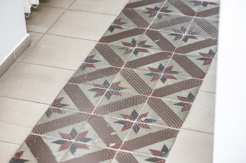 Dabartinėse G. Petkevičaitės-Bitės viešosios bibliotekos patalpose išsaugota dalis originaliosios spaustuvės grindų dangos. I. STULGAITĖS-KRIUKIENĖS nuotr.