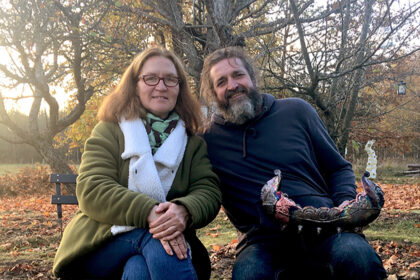 Panevėžiečių Vilijos ir Osvaldo Balčiūnų keramikos dirbtuvėse gimsta Europos kolekcininkams patinkantys ir iš pirmo žvilgsnio nė kiek į molinius nepanašūs unikalūs kūriniai.