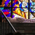 Kai susitinka dvi mylinčios širdys, dažniausiai jų kelias veda į santuokų rūmus. Šį savaitgalį Panevėžyje vykstantis išskirtinis architektūros festivalis "Pastatai kalba" šeštadienio pavakare panevėžiečius pakvietė į muzikos ir šokio performansą „Laiko mašina“. Vienintelio tokio šokio teatro, ieškančio grožio dūžtančiose formose, kuriamas performansas leido kiek kitu rakursu pažvelgti į rūmus, kuriuose kone kasdien skamba Mendelsono maršas.