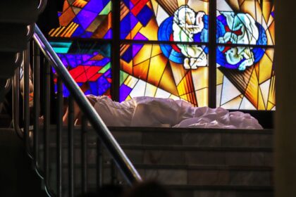 Kai susitinka dvi mylinčios širdys, dažniausiai jų kelias veda į santuokų rūmus. Šį savaitgalį Panevėžyje vykstantis išskirtinis architektūros festivalis "Pastatai kalba" šeštadienio pavakare panevėžiečius pakvietė į muzikos ir šokio performansą „Laiko mašina“. Vienintelio tokio šokio teatro, ieškančio grožio dūžtančiose formose, kuriamas performansas leido kiek kitu rakursu pažvelgti į rūmus, kuriuose kone kasdien skamba Mendelsono maršas.