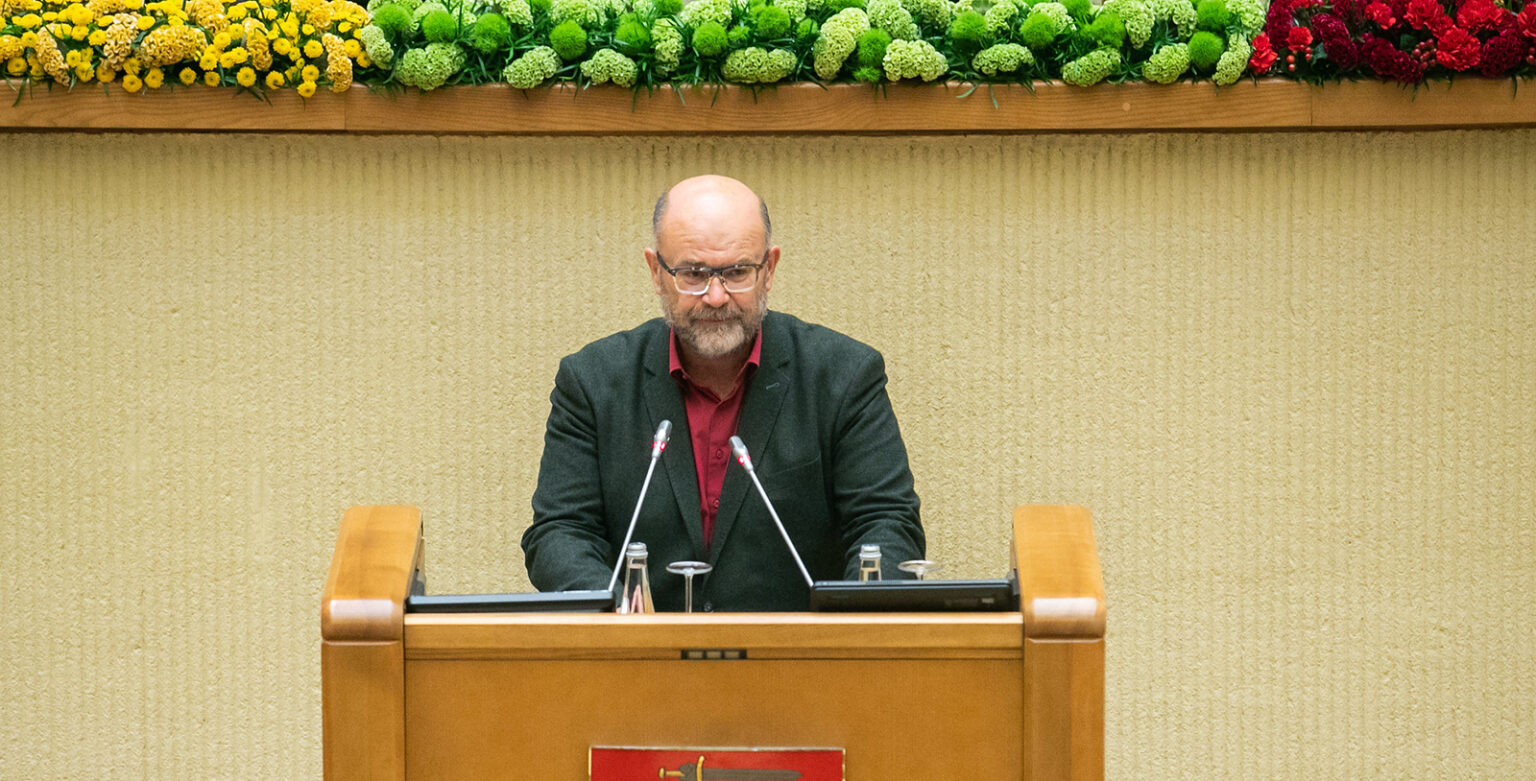 Dėl koronaviruso karantino Lietuvos nepriklausomybės atkūrimo 30-mečio minėjimas Seime buvo perkeltas į šį rudenį. Tokios sukakties proga pagerbtiems Nepriklausomybės Akto signatarams, Aukščiausiosios Tarybos-Atkuriamojo Seimo deputatams, susirinkusiems į iškilmingą renginį, įteikti išskirtiniai apdovanojimai iš garsiojo stiklo virtuozo – panevėžiečio menininko Remigijaus Kriuko krosnies.