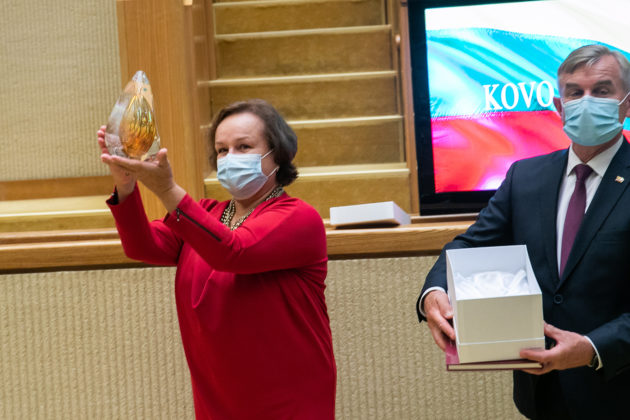 Lietuvos Nepriklausomybės Akto signatarams, Aukščiausiosios Tarybos- Atkuriamojo Seimo deputatams įteikta dovana, sukurta Panevėžio stiklo menininko R. Kriuko. „Sekundės“ nuotr.