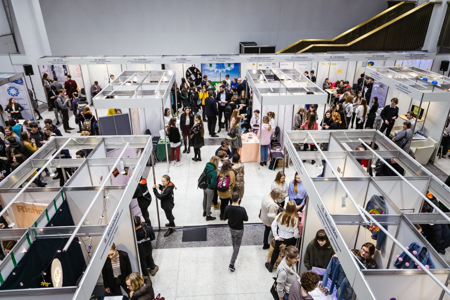 Net ir mokslininkai neturi tvirto atsakymo: verslininkais gimstama ar tampama. Registrų centre įregistruota beveik 300 lietuviškų įmonių, kurioms vadovauja vaikai. Tai rodo, kad kai kuriems verslumas užprogramuotas genuose. Panevėžyje veikia trys tokios bendrovės, o jų jaunieji savininkai planuoja kurti itin netradicinius produktus.