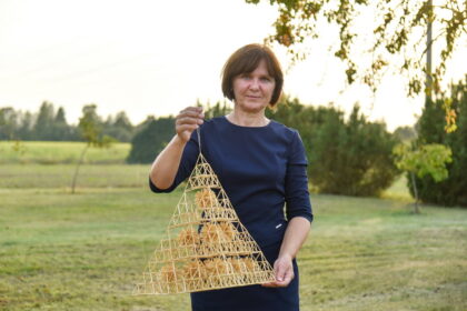 Šiaudų sodų pynėja, tautodailininkė Rasa Družienė savo namų ūkio sklypelyje netoli Krekenavos jau ruošiasi sėti rugius.