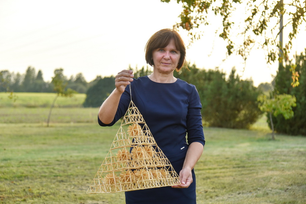 Šiaudų sodų pynėja, tautodailininkė Rasa Družienė savo namų ūkio sklypelyje netoli Krekenavos jau ruošiasi sėti rugius.
