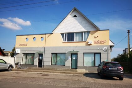 Į šį pasaulį atėjusią gyvybę turėtų tuoj pat apsupti ne tik artimųjų, bet ir išskirtinis medikų dėmesys. Dvynukų susilaukusi jauna panevėžietė patyrė, kad būna ir kitaip, netgi – labai baisiai. Jos susirgę mažyliai jau nuo pirmų dienų buvo medikų palikti likimo valiai – užuot pasirūpinusi sergančiais dvynukais, Rožyno šeimos klinikos pediatrė klastojo dokumentus ir už fiktyvią pagalbą naujagimiams eikvojo valstybės lėšas.