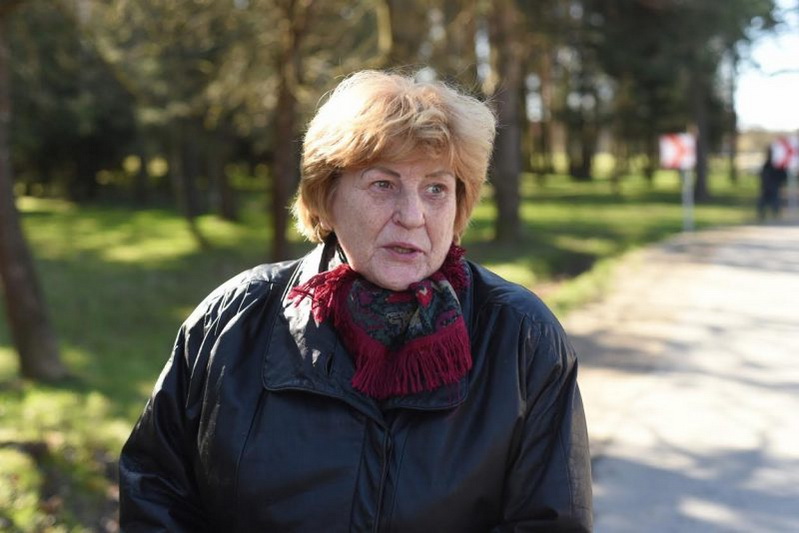 Roma Šerplienė teigia pati važiavusi Šiaurine gatve ir ją įvertinusi. Anot Rožyno bendruomenės pirmininkės, tai buldozeriu prastumtas sovietmečio projektas, o apie gyventojų gyvenimo kokybę nėra ko kalbėti. „SEKUNDĖS“ nuotr. 