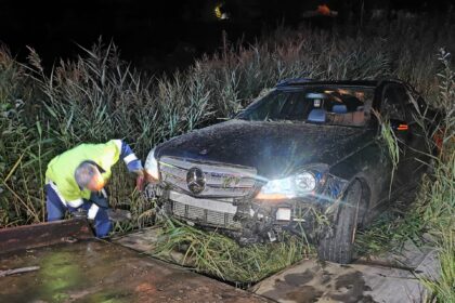 Mįslinga vagystė Panevėžio rajone. Policija šeštadienio vakare aptiko nuo kelio nulėkusį nepigų automobilį, o kitos dienos rytą sulaukė pranešimo apie jo vagystę.