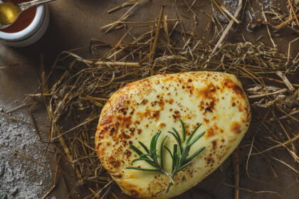 Poilsio dieną, kai yra laiko su šeima ar draugais ramiai pavakaroti prie grilio, „Sekundės“ skaitytojas Andrius praveria savo receptų skrynią. O kiek joje išradingumo, paprastus dalykus paverčiant tikrais gardėsiais! Taigi, jei šaldytuve turite balto varškės sūrio, griebkitės darbo.