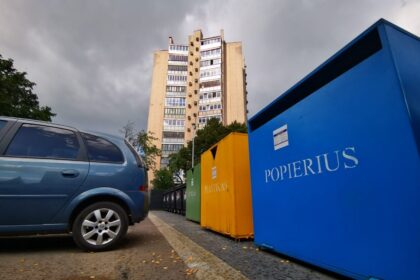 Daugiabučių kiemuose jau seniai neišsitenka gausybė automobilių, o kai kur juos išstumia ir platėjančios rekonstruojamos atliekų konteinerių aikštelės. Panevėžyje, Vilniaus gatvėje esančio trylikaaukščio gyventojai piktinasi, kad prieš porą metų Savivaldybė juos išvijo iš pagrindinės gatvės, apmokestinusi stovėjimo vietas, o prieš kurį laiką ir taip nedidelėje kiemo stovėjimo aikštelėje išrikiuoti atliekų konteineriai. Pateikę prašymą Savivaldybei padėti išspręsti problemą dėl automobilių stovėjimo vietų, gyventojai išgirdo patarimą persėsti į viešąjį transportą.