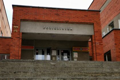 Maždaug prieš dešimtmetį kur kas daugiau panevėžiečių sveikatos reikalus patikėdavo valstybinėms medicinos įstaigoms nei privačioms. Dabar svarstyklės svyra į pastarųjų pusę, nes valstybinėse poliklinikose šeimos gydytojų duris stipriai užtrenkęs koronavirusas pacientus gena lauk.