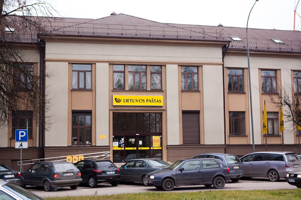 Lietuvos paštas informuoja, kad rugsėjo 30 dieną, trečiadienį, Panevėžio pašto skyriaus Respublikos g. 60 darbuotojui patvirtintas Covid–19. Pirmadienį darbuotojas buvo darbe, vakare pasijuto prastai ir nuo to laiko izoliavosi. Tolimesnes aplinkybes ir galimą kontaktų riziką vertina Nacionalinio visuomenės sveikatos centro specialistai. Kaip praneša „Lietuvos paštas“, šiuo metu pašto patalpos, kuriose dirbo darbuotojas, dezinfekuojamos. „Darbuotojas klientų aptarnavimo patalpose nebuvo, todėl pašto skyrius dirba įprastai, galimas tik laikinas korespondencijos bei siuntų pristatymo vėlavimas, tačiau daroma viskas, kad susidariusi situacija turėtų kuo mažesnę įtaką klientams“, – komentavo „Lietuvos paštas“ Korporatyvinių reikalų departamento projektų vadovė Monika Pivoraitė. Anot jos, visuose Lietuvos pašto skyriuose laikomasi apsaugos priemonių – darbuotojai dėvi apsaugines kaukes, klientų aptarnavimo langeliai apsaugoti specialiomis pertvaromis, patalpos reguliariai dezinfekuojamos ir vėdinamos. „Saugumo priemonių aptarnaudami klientus laikosi tiek laiškininkai, tiek kurjeriai – paslaugos teikiamos iki slenksčio, laikantis saugaus atstumo, Lietuvos pašto darbuotojai patalpose dėvi apsaugines darbo kaukes, kiekvieną kartą po kontakto su klientu, dezinfekuoja rankas ir darbo priemones“, – pabrėžė M. Pivoraitė.