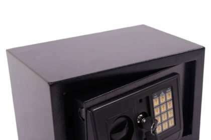 Vieną seifą ilgapirščiams pavyko pasiekti – šeimininkai prarado ir pinigus, ir dokumentus.