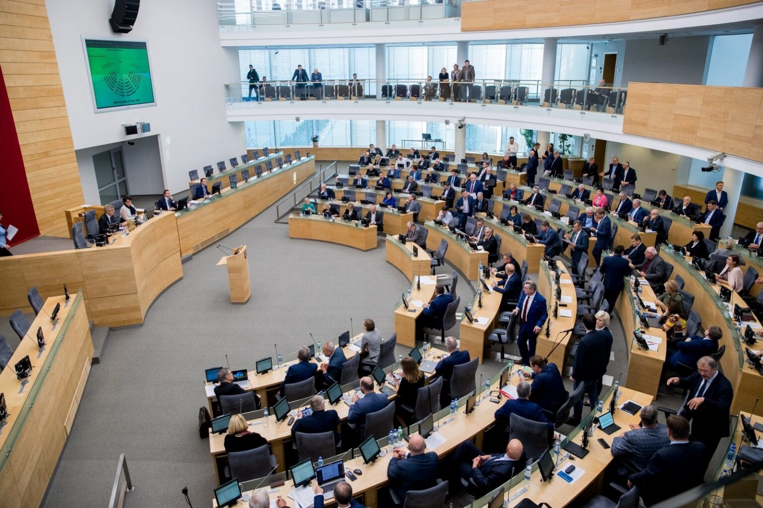 Į Seimą kandidatuoja 22 milijonieriai, turtingiausi yra Lietuvos valstiečių ir žaliųjų sąjungos (LVŽS) lyderis Ramūnas Karbauskis, Darbo partijos keliamas Antanas Guoga ir Lietuvos žaliųjų partijos pirmininkas Remigijus Lapinskas.