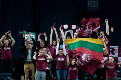 Lietuvoje sparčiai plintant koronavirusui, Vyriausybė pirmadienį paskelbė apie naujus ribojimus – artimiausiomis dienomis numatoma apriboti susibūrimus, sporto varžybos turės vykti be žiūrovų, o savivaldybėse, kur įvedamas karantinas, bus privalomas kaukių dėvėjimas visose viešose vietose.