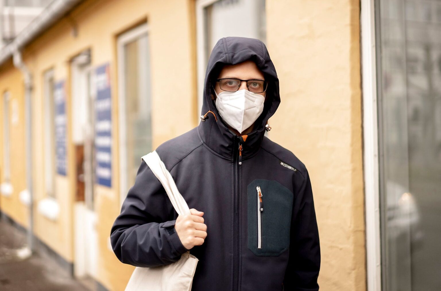 Vyriausybė pirmadienį paskelbė karantiną Vilniuje, Kaune, Klaipėdoje ir dar penkiose šalies savivaldybėse, jose bus įvedamas privalomas kaukių dėvėjimas visose viešose vietose.