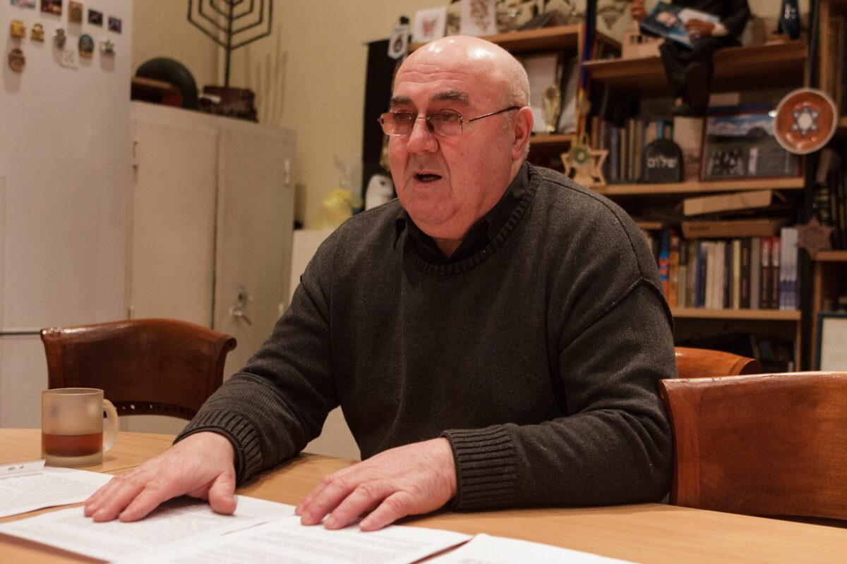 G. Kofmanas pasakoja, kad žydų laidotuvės jų mirties dieną. Vėliau artimieji privalo likti namuose, jokiu būdu niekur neiti, uždaryti langus, uždangstyti veidrodžius ir melstis visą savaitę. „Sekundės“ nuotr.