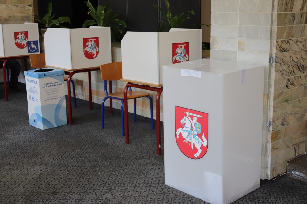 Per pirmąsias tris balsavimo valandas Seimo rinkimų antrajame ture savo valią išreiškė 6 procentai rinkėjų – panašus aktyvumas tokiu pat metu buvo ir pirmajame ture prieš dvi savaites, rodo Vyriausiosios rinkimų komisijos duomenys.