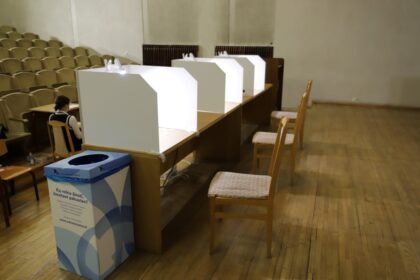 Iš anksto balsuojantys rinkėjai kol kas dvigubai aktyvesni nei pirmajame ture, rodo Vyriausiosios rinkimų komisijos (VRK) duomenys.