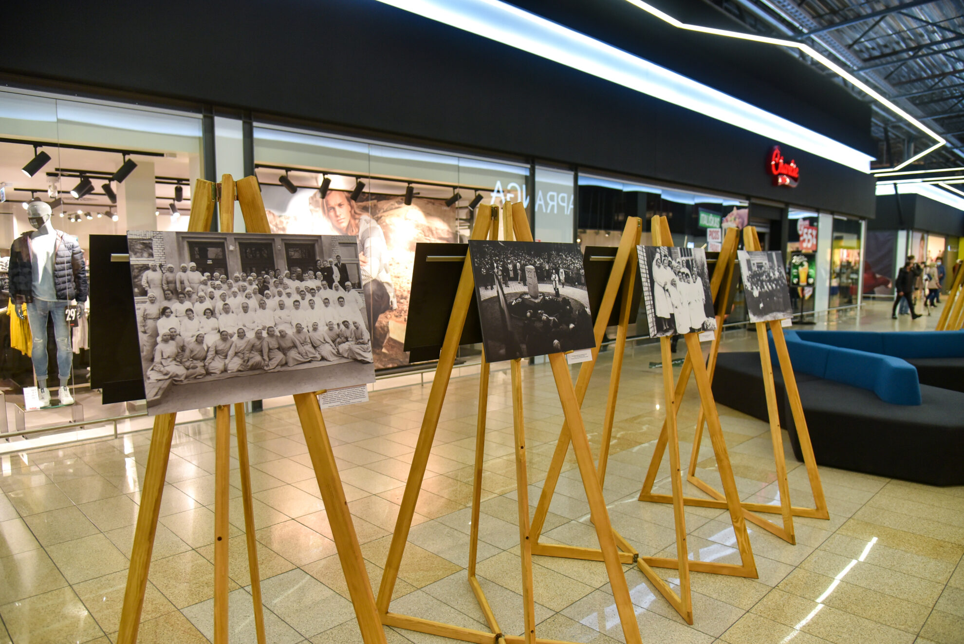 Senose fotografijose įamžinta pirmoji miesto ligoninė, jos gydytojai bei to meto medicinos galimybės verčia kitomis akimis pažvelgti į medicinos pažangą ir Respublikinės Panevėžio ligoninės nueitą kelią gydant pačias sudėtingiausias ligas ir patologijas, gelbstint žmonių gyvybes. P. Židonio nuotr.