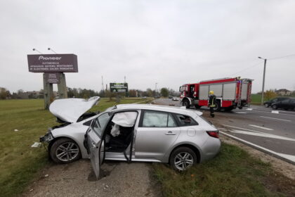 Prie vairo girta sėdusi ir dar du vaikus į mašiną pasisodinusi motina kelionę baigė smūgiu į stulpą.