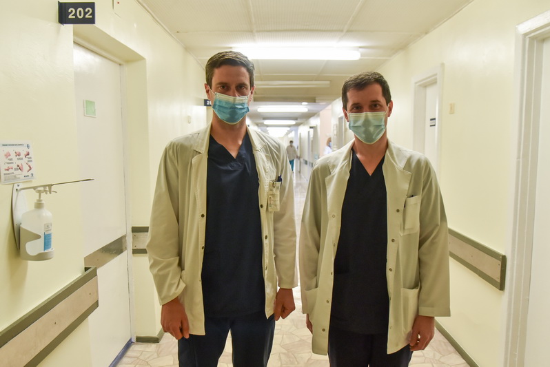 Chirurgai Irmantas Grubinskas ir Andrius Račkauskas nesigaili po studijų pasirinkę Respublikinę Panevėžio ligoninę. Anot medikų, joje galimybės dirbti chirurgams labai plačios – atliekama nemažai sudėtingų operacijų. P. ŽIDINIO nuotr.