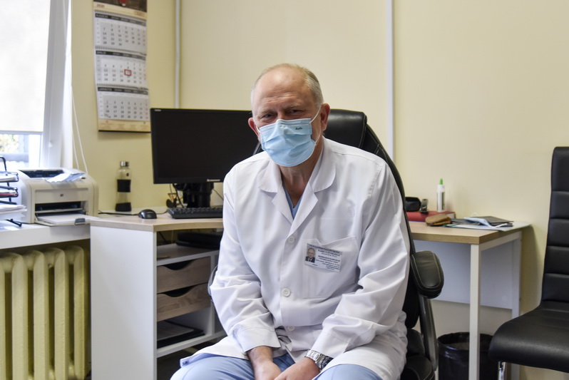 Respublikinės Panevėžio ligoninės Chirurgijos klinikos vedėjo Remigijaus Samuolio teigimu, ateinančios jaunosios medikų kartos požiūris į darbą visai kitoks: jie labai motyvuoti, smalsūs, pilni profesinių ambicijų ir labai talentingi. P. ŽIDINIO nuotr.