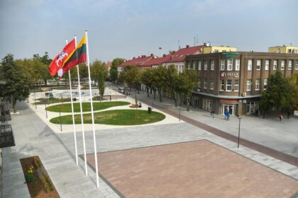 Panevėžio centras vis dar aptvertas statybininkų tvoromis, tačiau jau ryškėja vaizdas, kokia po rekonstrukcijos atsivers Laisvės aikštė.