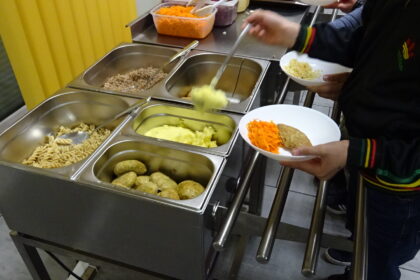 Vienos Panevėžio gimnazijos valgyklą tikrinantys inspektoriai aptiko, kad vaikai maitinami ne tuo, kas nurodyta su mokyklos administracija bei Maisto ir veterinarijos tarnyba suderintame valgiaraštyje.