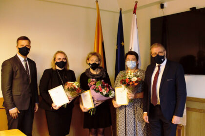 Šiandien Panevėžio miesto meras Rytis Račkauskas, mero pavaduotojas Deividas Labanavičius pasveikino mokytojus su Tarptautine mokytojų diena ir įteikė Metų mokytojo premijas.