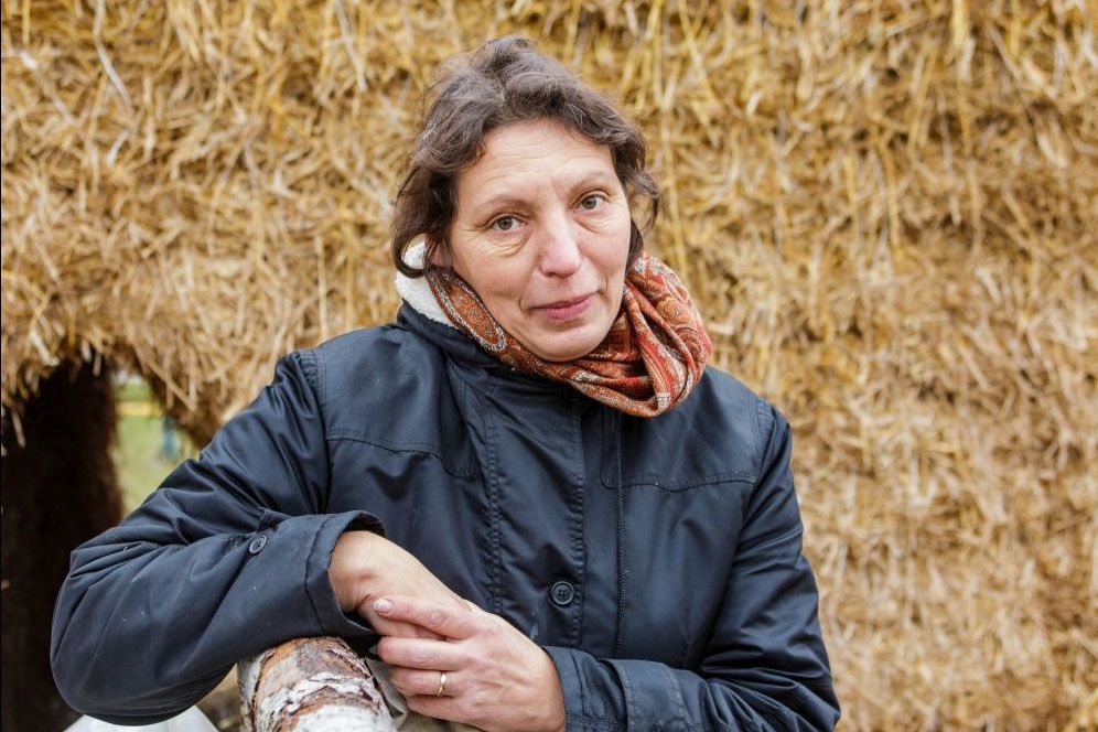 R. Serdikevičienė užsibrėžusi tikslą sukurti didžiulius storakamienius šiaudinius ąžuolus – lietuvio sąmonėje galingumo ir stiprybės simbolius. Kuo storesnis šiaudų sluoksnis, tuo skulptūros atrodys įspūdingiau. „Sekundės“ nuotr.