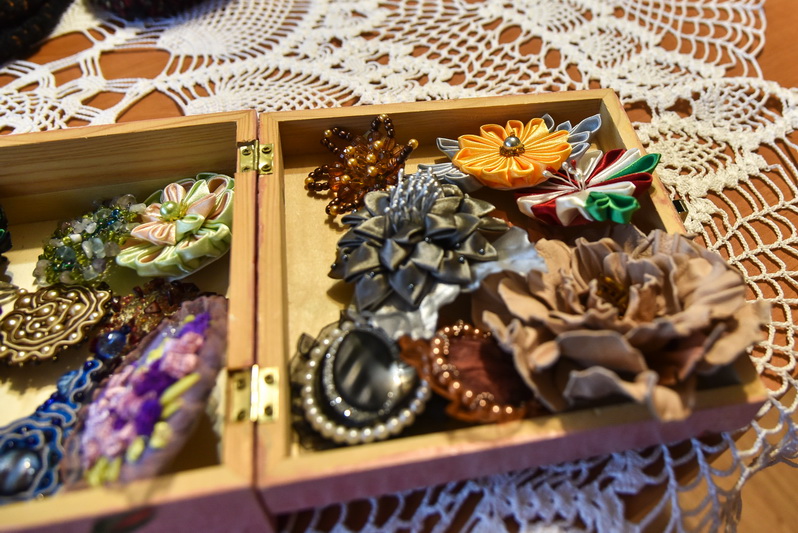 Dianai Kurapkienei patinka kurti ir įvairiaspalvius papuošalus. P. ŽIDONIO nuotr. 