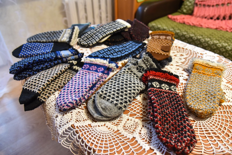 Tautodailininkės megztų pirštų raštuose – ištisa filosofija. P. ŽIDONIO nuotr. 