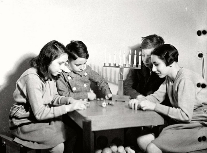 Chanuka 4-ojo dešimtmečio Berlyne. Vaikai žaidžia su dreideliu – iš pažiūros paprastu žaisliniu vilkeliu, bet iš tikrųjų turinčiu daug gilesnę prasmę. „YAD VASHEM“ ARCHYVŲ nuotr.