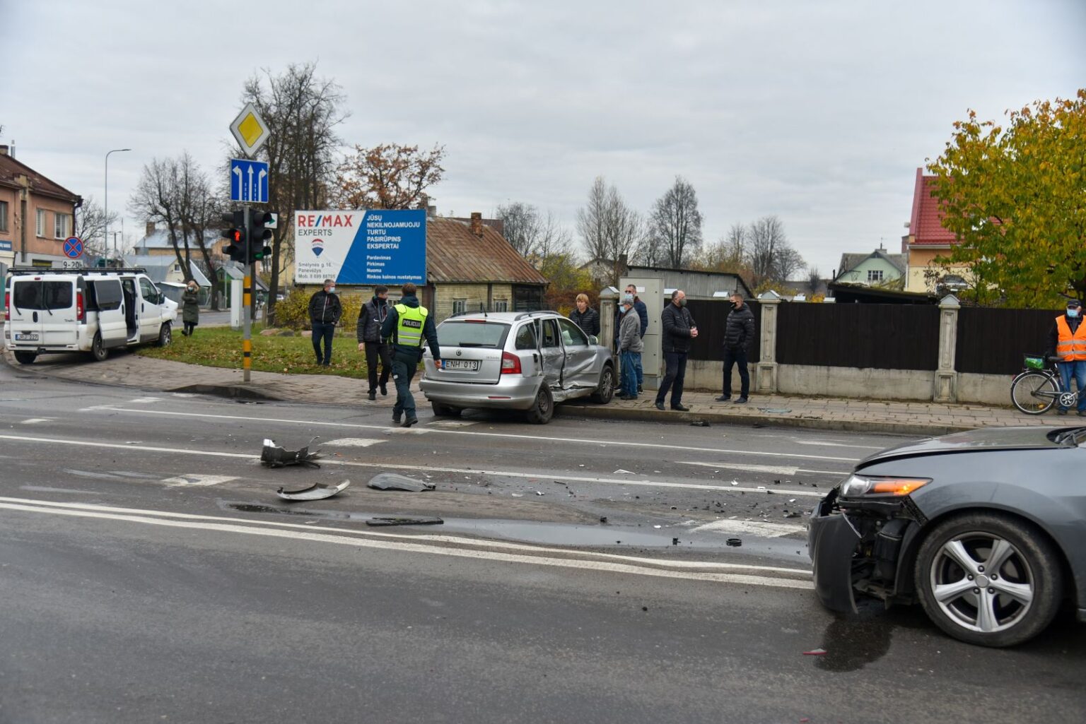 Panevėžyje, Marijonų ir Stoties gatvių sankryžoje susidūrus trims automobiliams, vienas žmogus išvežtas į ligoninę.