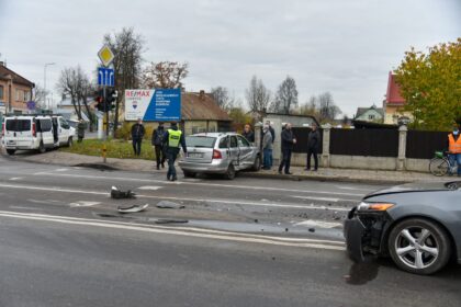 Panevėžyje, Marijonų ir Stoties gatvių sankryžoje susidūrus trims automobiliams, vienas žmogus išvežtas į ligoninę.