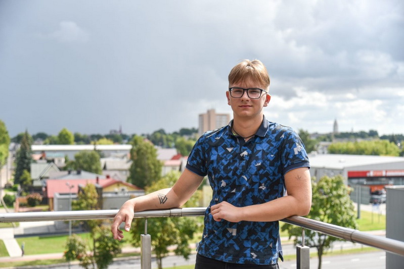Panevėžio „Minties“ gimnazijoje besimokančiam Lukui Simanavičiui neseniai sukako aštuoniolika. Abiturientas nuo trylikos metų žino, ką reiškia dirbti už atlyginimą. P. ŽIDONIO nuotr.