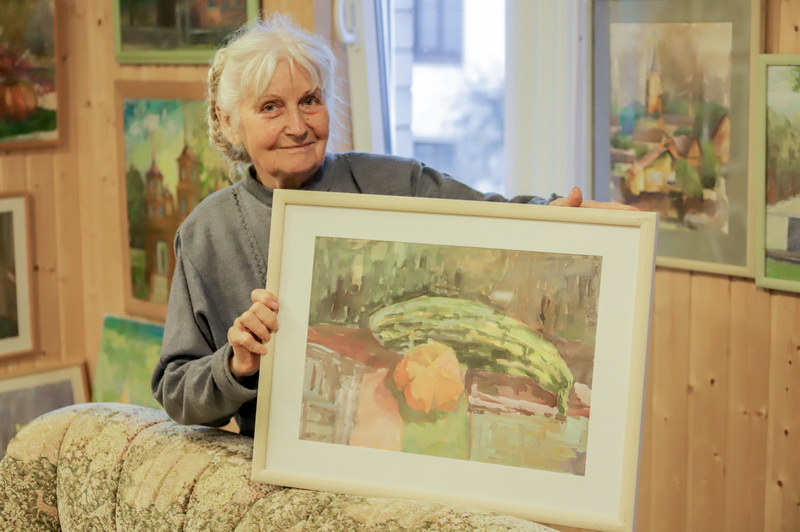 Maždaug prieš penkiolika metų Onutė su vyru kieme stovinčiame sandėliuke įrengė jaukią paveikslų galeriją. Joje eksponuojami tautodailininkės darbai pasakoja įdomią moters gyvenimo ir kūrybos istoriją. I. STULGAITĖS-KRIUKIENĖS nuotr.