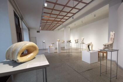 Mūsų kasdienybėje gyvena šimtai emocijų ir jausmų. Vienus jų sugebame identifikuoti ir įvardyti. Kitus, tarsi nerasdami jiems tinkamo vardo, kartais tiesiog panardiname į gilius vidinius šulinius. Vieni jų, akimirkai šmėstelėję, dingsta, kiti – lieka ilgam, virsdami į būsenas. Šiandien pasaulio ritmą pakeitusių įvykių pasekmes jaučiame kiekvienas. Ir visų reakcijos skirtingos, kaip ir jausmai, ir išgyvenimo metodai.