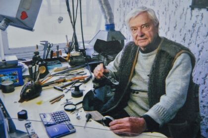 Specialiu regioninio liaudies meno konkurso „Aukso vainikas“ diplomu apdovanoto panevėžiečio tautodailininko Vytauto Petrausko kūrybos aruode tūkstančiai papuošalų, skirtų ir grožio karalienėms, ir kuklioms damoms, ir praeities atminimui.