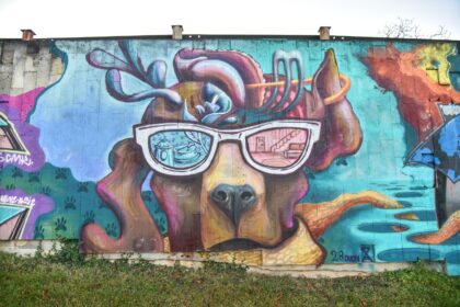 Kai lapkritis ištrina paskutines spalvas gamtoje, Panevėžio peizažą nuo monotonijos gelbėja spalvotos sienos.