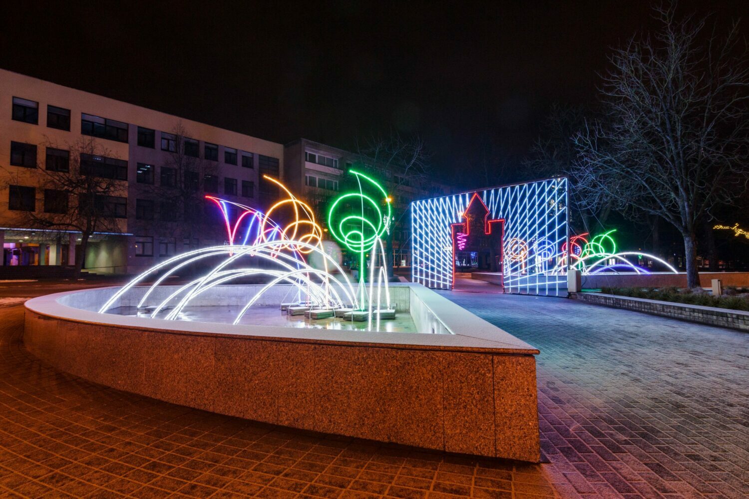Miestą žiemos šventėms dekoruos įmonė, jau turinti tokios patirties ir Panevėžyje, ir Vilniuje. Šių meistrų darbus sostinėje įvertino net pasaulis, o panevėžiečius konfeti dekoracijomis puošta eglė įtraukė į visą žiemą trukusias diskusijas.