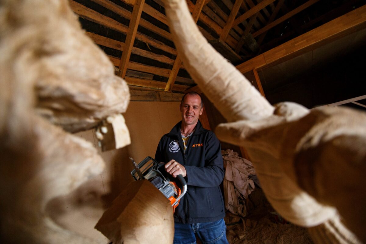 Kaimo žmonių švelniai Menuku vadinamas meistras savo talentą rodo ne tik Lietuvos, bet ir Kanados, Anglijos čempionatuose. Ir vis tiek jam mieliausias laikas – praleistas medžiu kvepiančiose savo dirbtuvėse. Asmeninio archyvo nuotr.