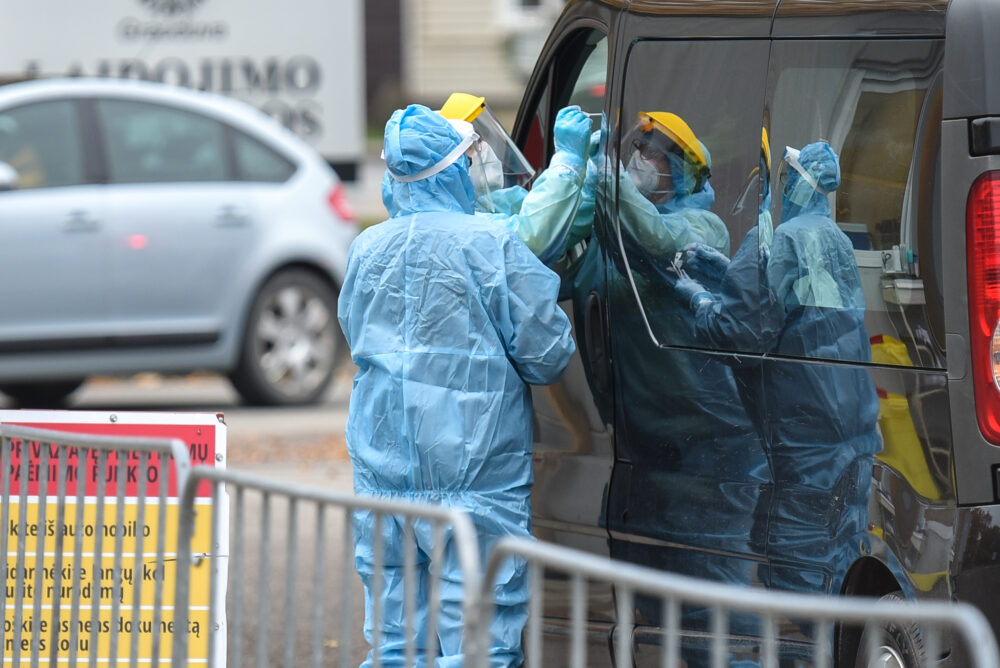 Sveikatos apsaugos ministerija informuoja, kad geltonojoje ir raudonojoje zonose esančiose savivaldybėse gyventojai yra dažniau testuojami dėl koronaviruso (COVID-19). Šią savaitę papildomi profilaktiniai tyrimai atliekami 55-iose savivaldybėse.