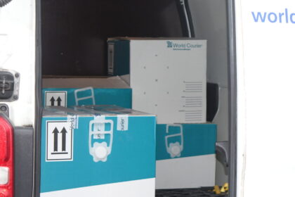 Sveikatos apsaugos ministerija (SAM) sako neturinti informacijos, kada Lietuvą pasieks trečioji COVID-19 vakcinos siunta, tuo metu šią savaitę gautą antrąją siuntą ketinama panaudoti pakartotiniam medikų skiepijimui.