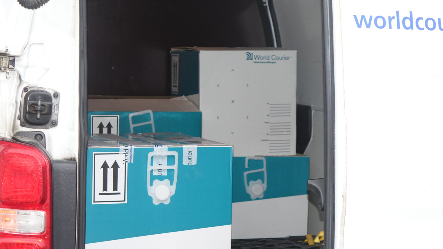 Sveikatos apsaugos ministerija (SAM) sako neturinti informacijos, kada Lietuvą pasieks trečioji COVID-19 vakcinos siunta, tuo metu šią savaitę gautą antrąją siuntą ketinama panaudoti pakartotiniam medikų skiepijimui.